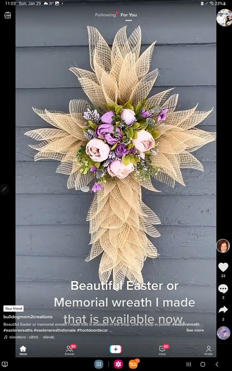 Cross Wreath Diy, Recycled Christmas Decorations, Mesh Cross, Diy Floral Wreath, Winter Wreath Diy, Diy Christmas Wreaths Ideas, Christmas Wreaths Ideas, Holiday Wreaths Diy, Easter Wreath Diy