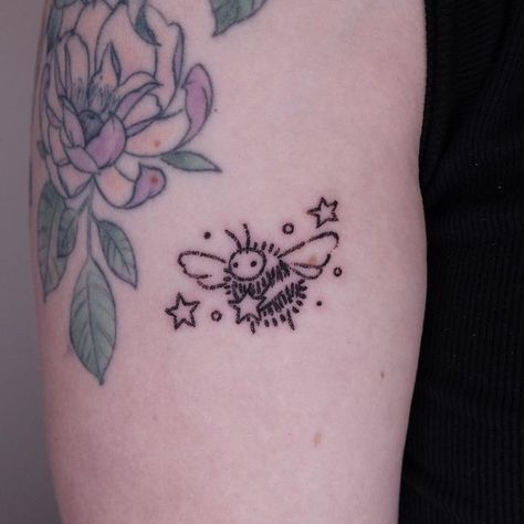 Cute Bee Design, Bee Movie Tattoo, Strawberry And Bee Tattoo, Cute Bumblebee Drawing, Small Cute Bee Tattoo, Bumble Bee Flower Tattoo, Bumblebee Tattoo Ideas, Funny Bee Tattoo, Cute Bumblebee Tattoo