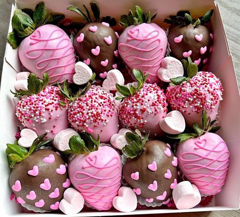 Chocolate strawberries 🍓 Treats Business, Dipped Berries, Treat Maker, Maker Ideas, Dipped Strawberries, Chocolate Covered Strawberry, Chocolate Dipped Strawberries, Strawberry Dip, Chocolate Strawberry