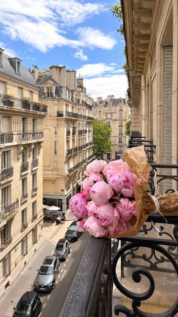 Peonies In Paris, Parisian Flowers, Flowers In Paris, Paris France Aesthetic, Peonies Wallpaper, Beautiful Peonies, Paris Flowers, Gorgeous Apartment, Fairytale House