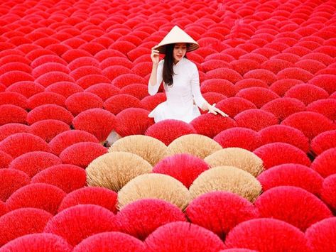 Quang Phu Cau village in Ung Hoa district, 35 kilometres from downtown of Hanoi, is famous for its century-old craft of making incense. How To Make Incense, Cuc Phuong National Park, Vietnam Voyage, Vietnam Tours, Tourist Sites, Lucky Colour, Old Street, Road Map, Travel List