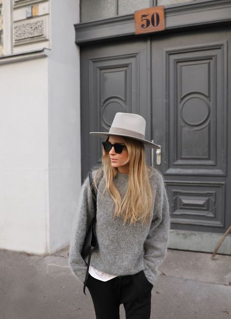 Grey Hat Outfit, Fedora Hat Outfits, Casual Chique Stijl, Chique Outfit, Curated Closet, Hat Outfit, Older Women Fashion, Mode Boho, Women Fashion Edgy