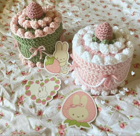 Kawaii Crochet Ideas, Crochet Cakes, Sunflower Granny Square Pattern, Crochet Room, Basic Granny Square, Cake Crochet, Sunflower Granny Square, Crochet Cake, Pattern Home Decor