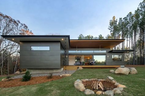 A Modern Home With a Strong Japanese Influence - Mid Century Home Carolina Do Norte, Membrane Roof, Net Zero, Cool Roof, Passive House, Quiet Area, Decks And Porches, Chapel Hill, Mid Century House