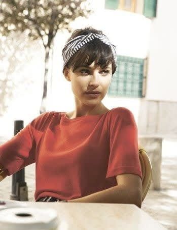 Why Parisian Style Is The Best Out There Headscarf For Short Hair, Bandana Bayi, Short Hair Accessories, 2023 Hairstyles, How To Wear Headbands, Club Hair, Bandana Hair, French Bob, Makeup Tip