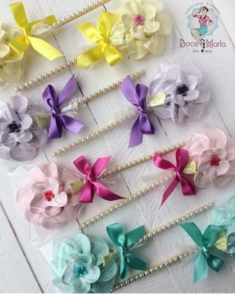 Looks Yummy, Meringue flower pops Meringue Cookies Christmas, Meringue Flowers, Meringue Lollipops, Meringue Pops, Flower Favors, Meringue Cookie, Vegan Meringue, Meringue Cookie Recipe, Lavender Shortbread