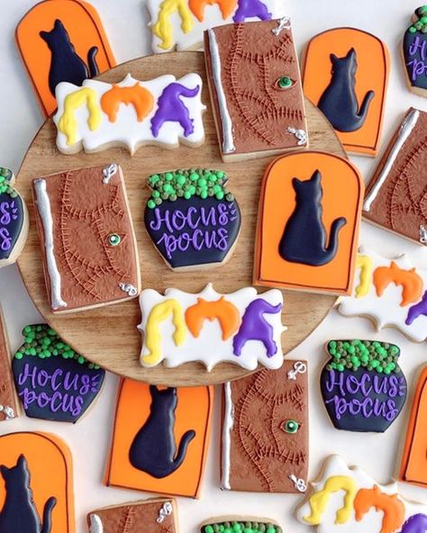 Halloween Cookies Hocus Pocus, Haunted Mansion Cookies Decorated, Hocus Pocus Cookies Royal Icing, Hocus Pocus Sugar Cookies, Hocus Pocus Cookies Decorated, Hocus Pocus Dessert, Hocus Pocus Cookies, Witch Cookies, Halloween Biscuits