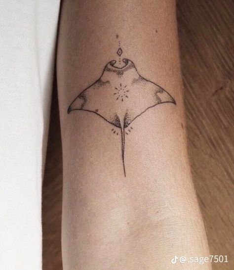 Back Manta Ray Tattoo, Fine Line Sting Ray Tattoo, Manta Ray Spine Tattoo, Mantaray Tattoo Simple, Stingray Spine Tattoo, Simple Tattoo Sketches, Small Stingray Tattoo, Ocean Spine Tattoo, Sting Ray Tattoo