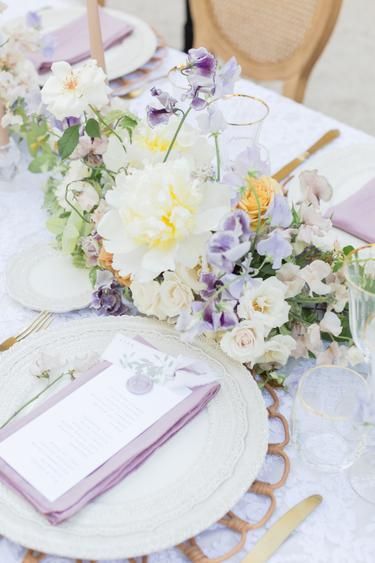 French Tablescapes, Lavender Party, Shower Vibes, Lavender Decor, Purple Wedding Theme, Creative Retreat, Provence Wedding, Lilac Wedding, Wedding Floral Centerpieces