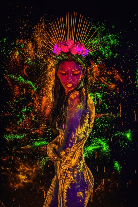 Uv Blacklight Body Paint by me. Instagram @perimeri_ #uvbodypaint #uvmakeup #uvbodyart #uvpaint Blacklight Makeup, Uv Photography, Neon Photoshoot, Uv Black Light, Paint Photography, Neon Painting, Psy Art, Foto Tips, Ghibli Art