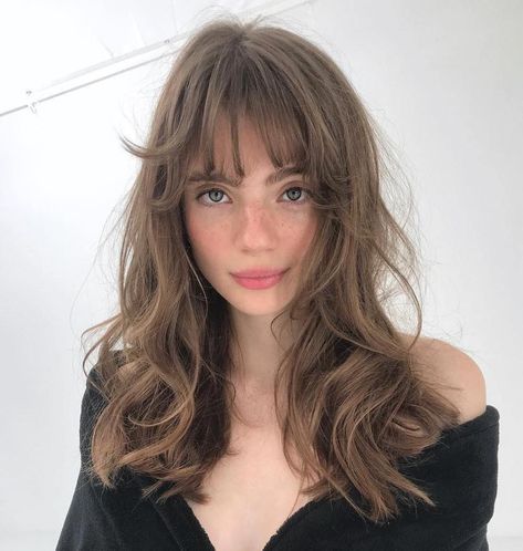 50 Super Flattering Haircuts for Oval Faces - Hair Adviser Messy Wavy Hair, Dunner Wordend Haar, Messy Haircut, Textured Haircut, Oval Face Haircuts, Beautiful Haircuts, Oval Face Hairstyles, Wavy Haircuts, Long Curly Wig