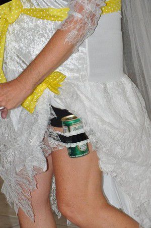 My kinda bride... always prepared... Trashy Wedding, Worst Wedding Photos, Bad Wedding, Funny Wedding Pictures, Wedding Fail, Always Prepared, Shotgun Wedding, Couple Wedding Shower, Cheap Gowns