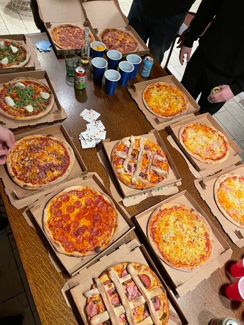 houseparty pizza drinking teen teens food eating pizza goals living life fully teenagers young adults Pizza Night Birthday Party, 18th House Party Ideas, 18th House Party, Party Moodboard, Birthday 17, 18th Party, Birthday Pizza, Boys Food, Food Eating