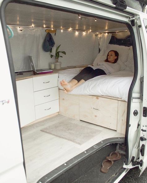 50+ Pics From 'Project Van Life' Instagram That Will Make You Wanna Quit Your Job And Travel The World Caravan Vintage, Kombi Motorhome, Camper Beds, Van Vw, Camping Vintage, White Van, Conversion Van, Camping Diy, Vintage Camper Remodel