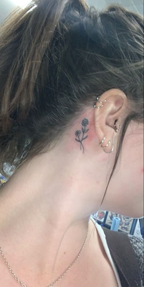 Dainty daisy behind the ear tattoo Small Flower Behind Ear Tattoo, Behind The Ear Daisy Tattoo, Small Poppy Flower Tattoo Behind Ear, Daisy Neck Tattoo, Flower Tattoo Ear Behind, Behind The Ear Sunflower Tattoo, Daisy Ear Tattoo, Daisy Behind Ear Tattoo, Flowers Behind Ear Tattoo