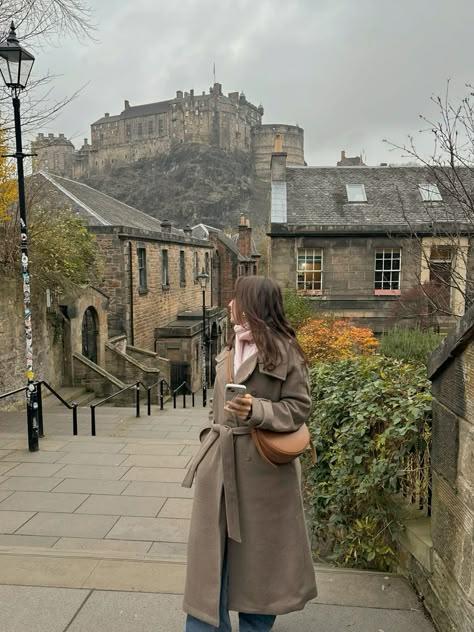 Edinburgh castle | Edinburgh autumn | ootd | fall outfit | girl in scotland | medieval vibes | city girl | polene bag Edinburgh Trip Outfits, Edinburgh Scotland Fashion, Edinburgh In Winter, Scotland Outfit Aesthetic, Scotland Autumn Outfit, Outfits For Scotland In Fall, Scotland Trip Outfits, Edinburgh Instagram Pictures, Edinburgh Picture Ideas