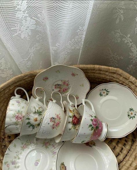 Beth March Aesthetic, Beth Aesthetic, Cute Dishes, Styl Shabby Chic, Antique Dishes, Pretty Mugs, Vintage Dinnerware, Mia 3, China Cups