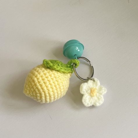 Lemon Crochet Keychain, Crochet Fruit Keychain Free Pattern, Crochet Flower Keychains, Crochet Cool Ideas, How To Crochet A Keychain, Simple Crochet Keychain, Crochet Patterns Keychain, Lemon Keychain, Lemon Crochet