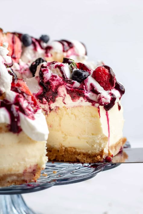 Eton Mess Cheesecake, Summer Cheesecake Recipes, Eton Mess Cake, Berries Cheesecake, Amazing Christmas Desserts, Summer Cheesecake, Berry Cheesecake Recipes, Mary Berry Recipe, Baked Cheesecake