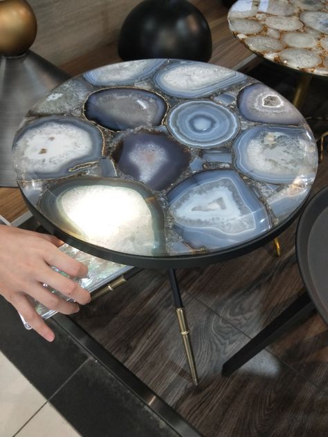 Resin Agate, Hall Tables, Amazing Resin, Tea Tables, Art Studio Room, Resin Crafts Tutorial, Agate Slices, Resin Art Painting, Geode Art