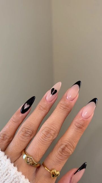 Valentines Nails Black Heart, Black Valentines Day Nails Almond, Black Heart Nail Art, Black Valentines Day Outfit, Heart Naildesign, Black And White Valentine Nails, Black Nails Heart, Black Heart Nail Designs, Heart Nails Black