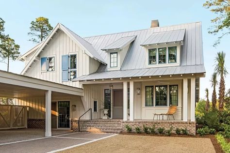 Farmhouse Exterior Colors, Brick Porch, Farmhouse Exterior Design, Standing Seam Metal Roof, Casas The Sims 4, Modern Farmhouse Exterior, Farmhouse Exterior, Exterior Siding, House Exteriors