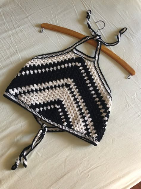 Black and white crochet cluster top Crochet Top Black And White, Crochet Top Cup, Black And White Crochet Top, Crochet Cup Pattern, Easy Crochet Bralette, Chic Crochet Top, Granny Square Tops, Top Tejidos A Crochet, Black Crochet Crop Top