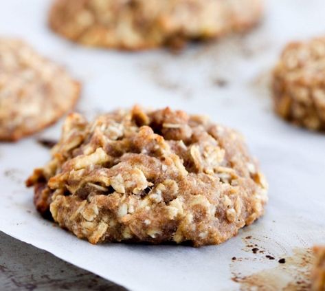 Munch on breakfast cookies loaded with real apple, honey and cinnamon—none of the artificial stuff! Apple Cinnamon Breakfast, Myfitnesspal Recipes, Applesauce Cookies, High Fiber Breakfast, Biscuits Diététiques, Cinnamon Breakfast, Oat Cookies, High Fiber Foods, Breakfast Bars