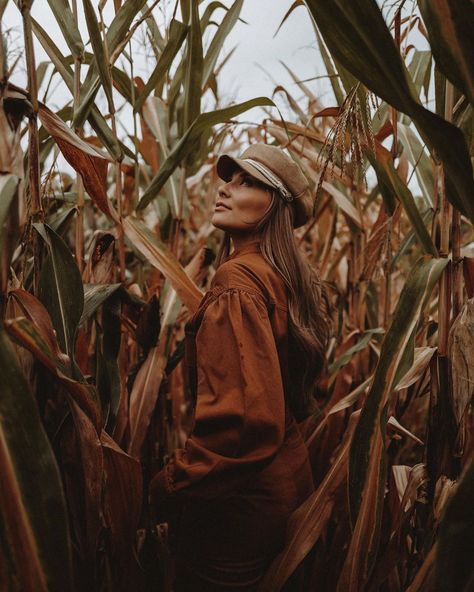 cornfield; autumn; october; fall #herbst #autumn2020 #autumninspo #herbstanfang #herbstlooks #herbstoutfit #anajohnson #anajohnsonpreset #pinterest Fall Photography Ideas, Fall Family Portraits, Ideas For Instagram, Fall Shoot, Couple Engagement Pictures, Senior Photo Outfits, Fall Photography, Corn Maze, Fall Photoshoot