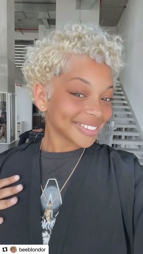 Bleached 4c Hair, Short Blonde Natural Hair, Colored Pixie Hair Black Women, Pixie Cut Color Ideas, Blonde Black Women, Pixie Aesthetic, Blonde Twa, Short Bleached Hair, Big Chop Natural Hair