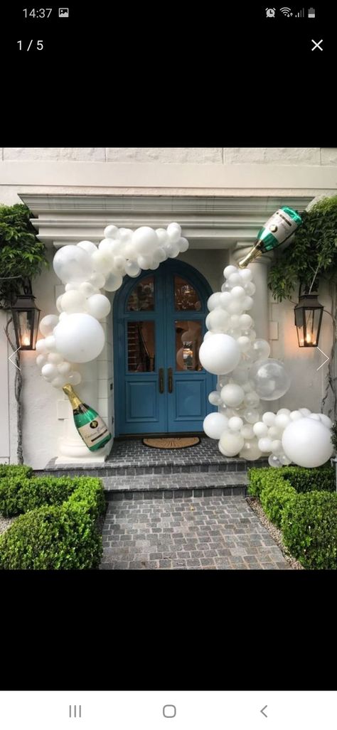 Grad Party Arch Backdrop, House Warming Balloon Decor, Backyard Housewarming Party Ideas, Front Porch Balloon Decor, Ballon Arch Engagement Party, Housewarming Party Balloons, Housewarming Balloon Ideas, Stock The Bar Balloon Arch, New Home Balloons