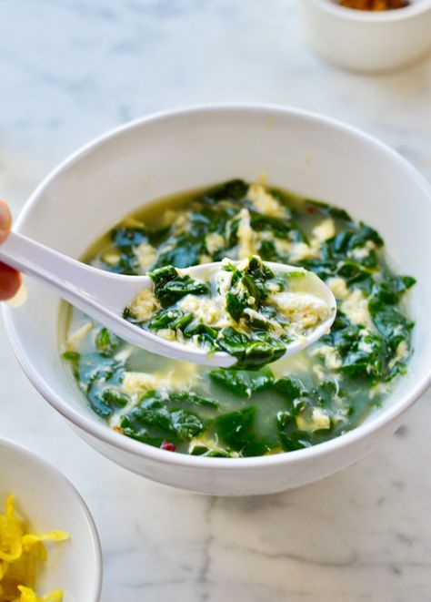 3 Minute Spinach Egg Drop Soup | Easy Recipe Paleo Gluten Free Vegetarian Option Easy Spinach Soup, Egg Drop Soup Easy, Creamy Spinach Soup, Egg Soup, Mood Boosting Foods, Spinach Tortellini Soup, Spinach Egg, Soup Easy, Egg Drop Soup