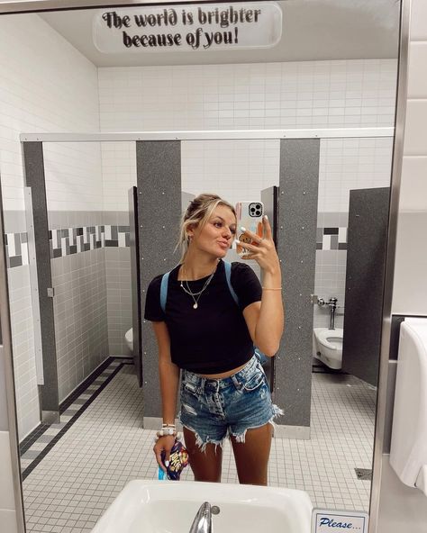 Kesley Jade Outfits, Kesley Jade Leroy Outfits, Kesley Jade Leroy, Kesley Jade, Bougie Outfits, Trendy Workout Outfits, Cute Middle School Outfits, School Bathroom, Middle School Outfits