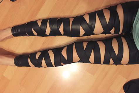 Bandaged Leggings tutorial: how to turn your regular old leggings into CRAZY CRISCROSS LEGGINGS! Psytrance Clothing, Bandage Leggings, Diy Leggings, Diy Vetement, Cosplay Tutorial, Cosplay Diy, Cosplay Tips, Mötley Crüe, Best Leggings