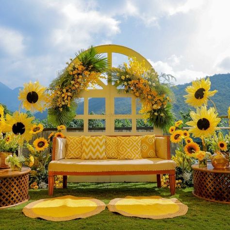 Decoration Ideas Haldi, Haldi Decoration At Home, Haldi Backdrops, Haldi Entrance, Haldi Stage, Haldi Backdrop, Couple Seating, Decoration Haldi, Haldi Decorations