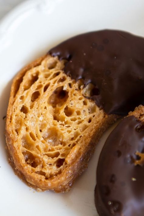 🥐🥐 🍫 These Chocolate-Dipped Croissant Biscotti are the most delicious treat I’ve had in a long time. They are beyond easy to make and create quite a hubbub when folks try to figure out exactly what they are! 🤔 Freeze and slice croissants, dip them in a cream-sugar mixture and bake them. Dip them in chocolate, if you feel like it. That’s it but they seem like so much more! They keep in the freezer very well, so make a double batch and enjoy!!! 👏👏 Croissant Chips, Dipped Croissant, Cookie Croissant, Croissant Dough, Croissant Recipe, Bakery Menu, Bakery Ideas, Chocolate Croissant, French Dip