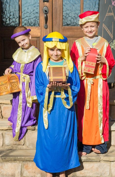 3 Wise Men Costume, Wisemen Costume, Christmas Waldorf, Christmas Plays For Kids, Wise Man Costume, Jesus Outfit, Biblical Clothing, Christmas Skits, Christmas Drama