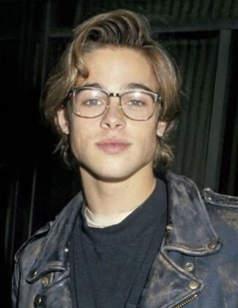 90s Actors Hairstyles Men, Brad Pitt Glasses 90s, Guys From The 90s, 2000s Heartthrobs, Blonde Celebrities Men, 90s Stars Celebrities, Brad Pitt Glasses, Bradd Pit 80s, 90s Male Actors