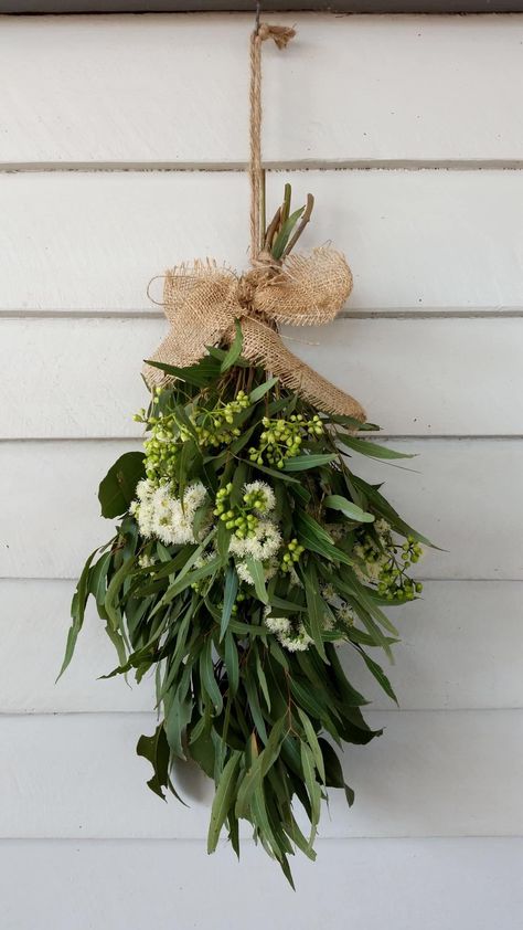 Bush Christmas Australian, Australian Native Christmas, Australian Bush Christmas, Australian Christmas Wreath, Australiana Christmas Decor, Christmas In Australia Aesthetic, Christmas Table Settings Australian, Aussie Christmas Aesthetic, Australian Christmas Decor Ideas