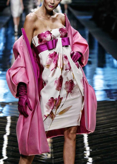 valentino haute couture | Cool Chic Style Fashion Valentino Haute Couture, Valentino Fashion, Valentino Couture, Retro Mode, Floral Fashion, Italian Fashion Designers, Dries Van Noten, Italian Fashion, Pink Fashion