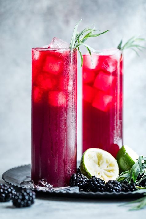 Blackberry Hibiscus Spritzer with Tarragon #mocktail #recipe #hibiscus Medicinal Mocktails, Hibiscus Recipes, Jus Anggur, Fancy Brunch, Liquid Lunch, Virgin Cocktails, Mocktail Drinks, Red Drinks, Smoothies Recipes