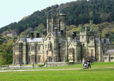 Gothic Castles in the UK Gothic Castle Exterior, Gothic Architecture Interior, Victorian Gothic House, Gothic Castles, Gothic Manor, Durham Castle, Castle Exterior, Arundel Castle, Leeds Castle