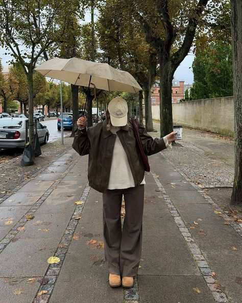 Rainy Autumn Outfit, Rain Outfit Aesthetic, Rainy Fall Day Outfit, Rain Weather Outfits, Rainy Day Street Style, Rain Day Outfits, Rainy Day Aesthetic Outfit, Outfits Straight Leg Jeans, Rainy Day Outfit Fall