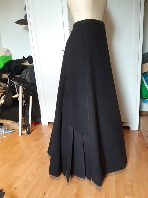 An Edwardian walking skirt Victorian Walking Skirt, Edwardian Walking Skirt, Plain Black Skirt, Edwardian Fashion Dresses, Edwardian Skirt, Walking Skirt, Historical Sewing, Fantasy Photography, Split Skirt