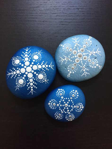 Dance Mandala, Snowflake Dance, Painting Snowflakes, Christmas Mandala, Mandala Painted Rocks, Mandala Rock Art, Christmas Rock, Painted Christmas Ornaments, Rock Painting Patterns