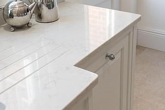 White Kitchen Worktop Ideas, Kitchen Countertops And Backsplash, White Kitchen Worktop, White Soapstone, Carrara Marble Kitchen, Countertops And Backsplash, Quartz Worktop, Kitchen Design Countertops, Timeless Kitchen Design