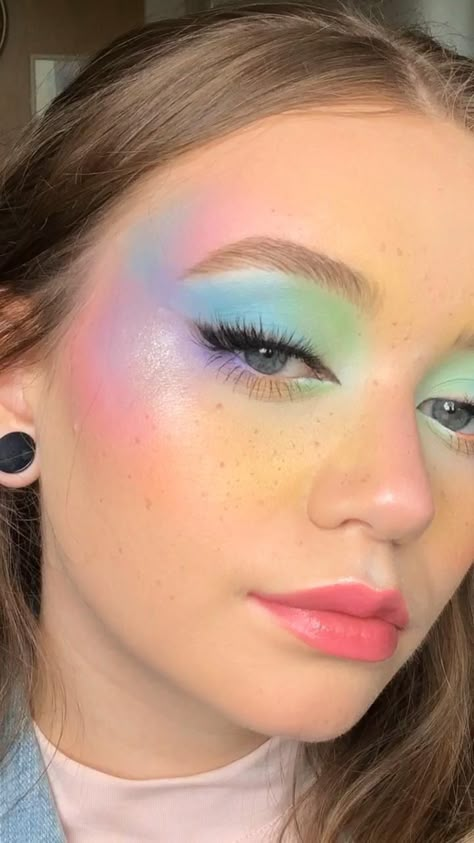 Seventies Makeup, Bright Colorful Eye Makeup, Easter Makeup Ideas, Pastel Eyeshadow Looks, Spongebob Makeup, Colorful Makeup Looks, Spring Make Up, Cloud Makeup, Dark Circles Makeup