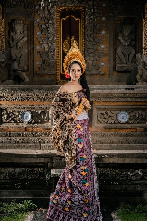 By bali_smile Bali Photoshoot, Wedding Bali, Indonesia Traditional, Indonesian Fashion, Filipino Art, Filter Ig, Bali Fashion, Queen Dress, Traditional Clothes