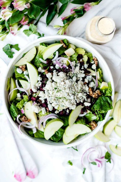 Apple Gorgonzola Salad Recipe {Bucca Di Beppo Copy-Cat} | healthy salad recipes | homemade salad recipes | restaurant style salad recipe | bucca di Beppo recipe || Oh So Delicioso #recipe #salad #buccadibeppo #copycatrecipe #healthyrecipe #ohsodelicioso Apple Gorgonzola Salad Recipe, Apple Gorgonzola Salad, Homemade Salads Recipes, Gorgonzola Salad, Apple Salad Recipes, Recipes Restaurant, Recipe Salad, Green Apples, Homemade Salads