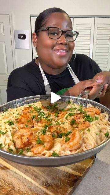 It’s So Good - Miriam on Instagram: "Pasta Shrimp Alfredo #easyrecipes #food #foodstagram #shrimpalfredo #foryou #quickrecipes @knorr @oldbay_seasoning @mccormickspice" Shrimp Pasta With Heavy Cream, Creamy Scampi Sauce, Salmon Shrimp Alfredo, Seasoned Shrimp Recipes, Pasta And Shrimp Recipes, Crab And Shrimp Pasta, Shrimp And Crab Pasta, Alfredo Shrimp Pasta, Shrimp And Pasta Recipes